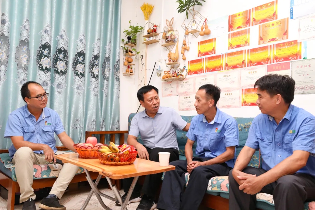 海南省总工会到Z6尊龙走访慰问全国劳模朱平