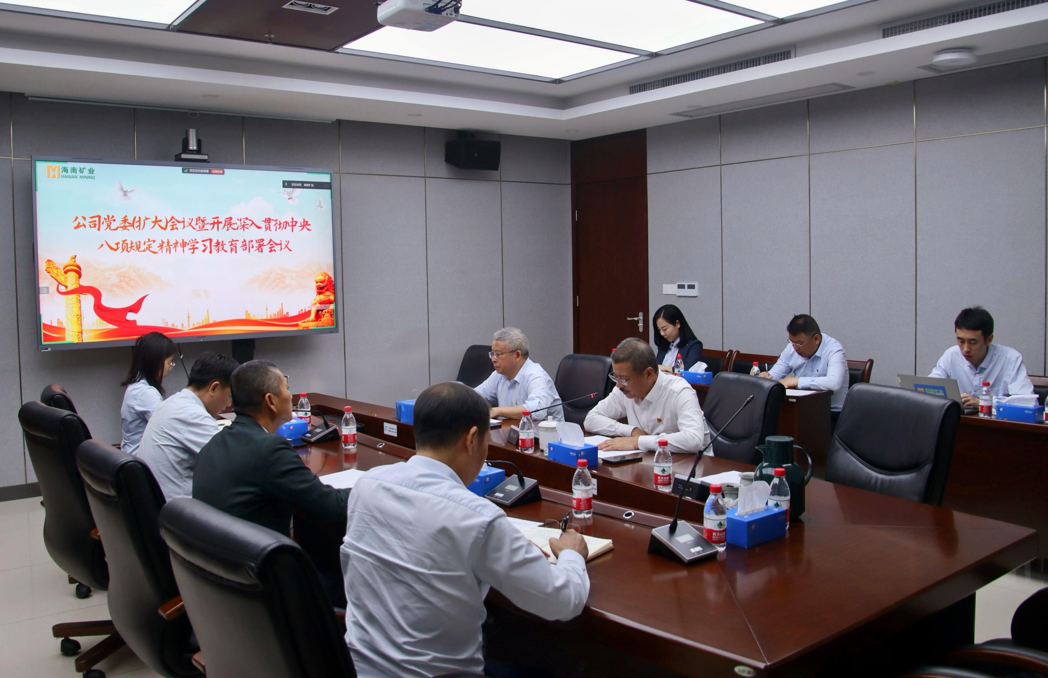 Z6尊龙召开党委（扩大）会议 部署深刻贯彻中央八项划放心灵进建教育工作